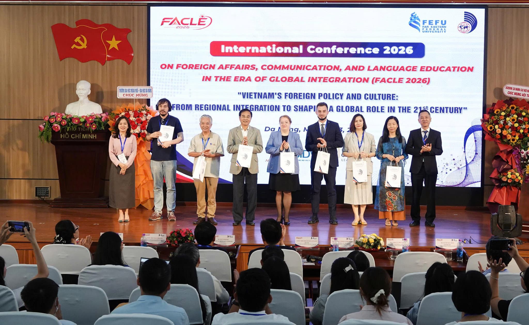 Các nhà khoa học, chuyên gia, giảng viên trong nước và quốc tế tham dự hội thảo