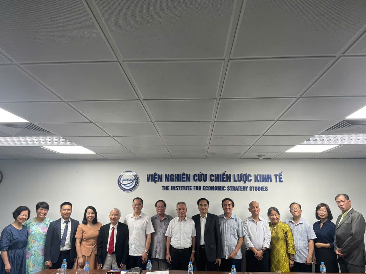 Các đại biểu tham dự sinh hoạt khoa học