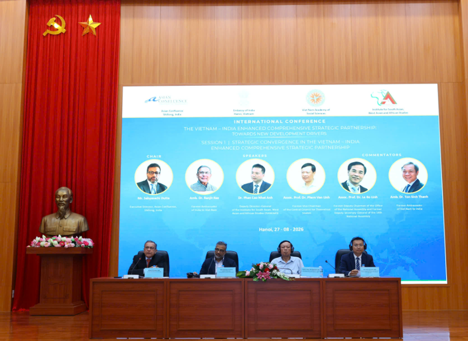Chủ tọa và các diễn giả tham gia phiên thứ nhất. Ảnh: Tuấn Anh