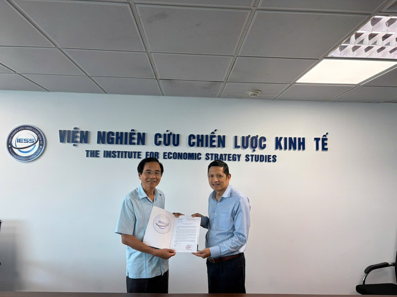 PGS.TS. Lê Bộ Lĩnh, Viện trưởng IESS trao Thư xác nhận tham gia Mạng lưới Tri thức Việt - Nga cho TS. Nguyễn Quốc Hùng, Chủ tịch Hội đồng điều phối Mạng lưới tri thức Việt - Nga