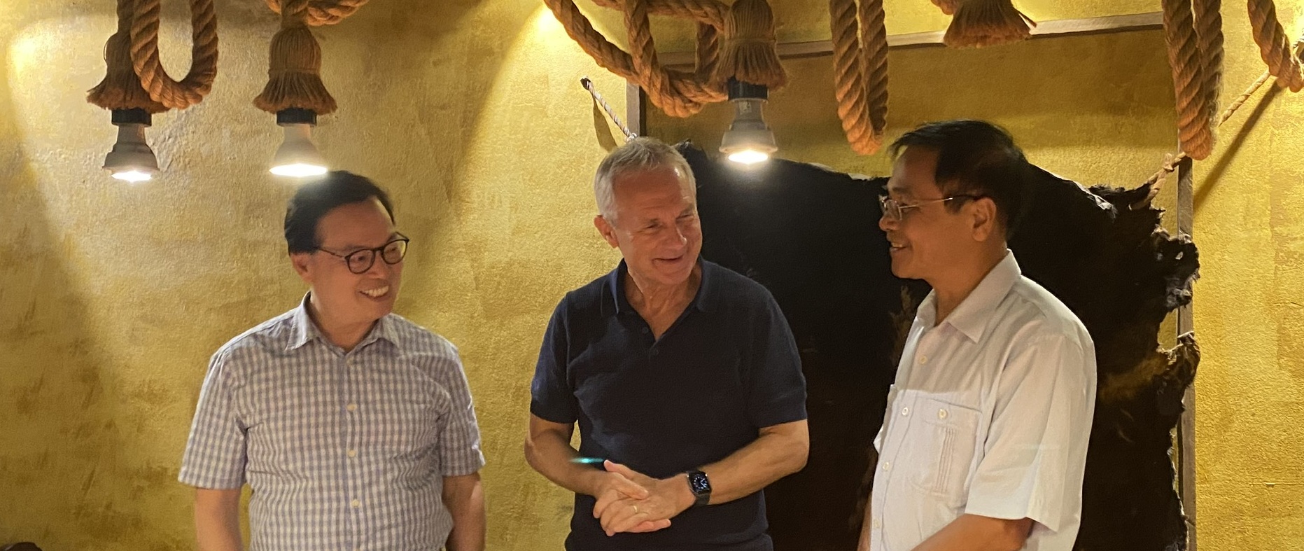 PGS.TS. Lê Bộ Lĩnh - Viện trưởng IESS trao đổi với ông Csaba Kőrösi và Đại sứ Dương Chí Dũng
